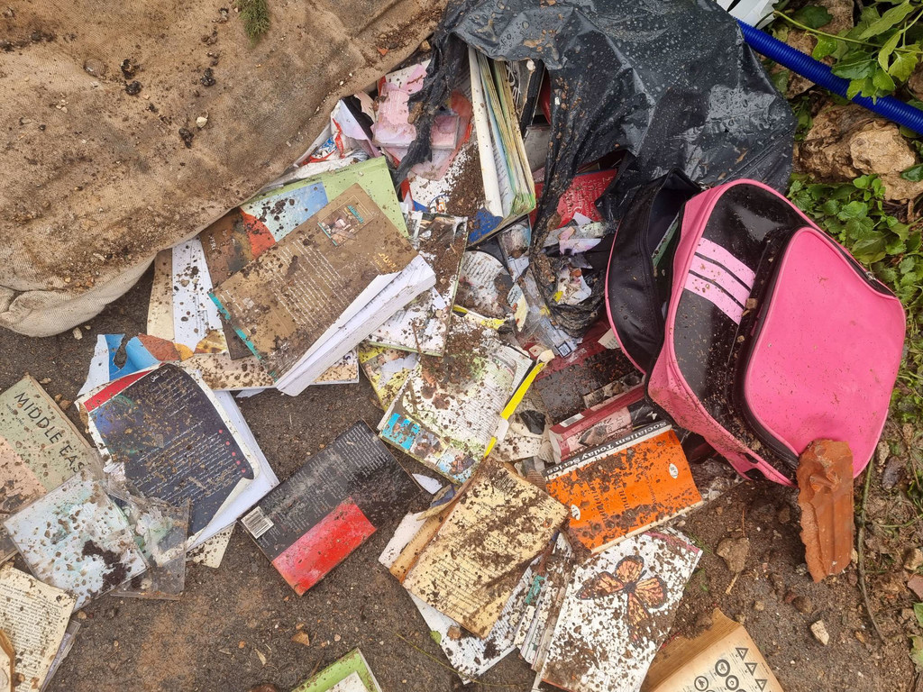 من الأرشيف: المتعلقات الشخصية لعائلة صالحية متناثرة على الأرض الموحلة تحت المطر بعد هدم القوات الإسرائيلية لمنزلهم في حي الشيخ جراح في القدس الشرقية في 19 كانون الثاني 2022. 